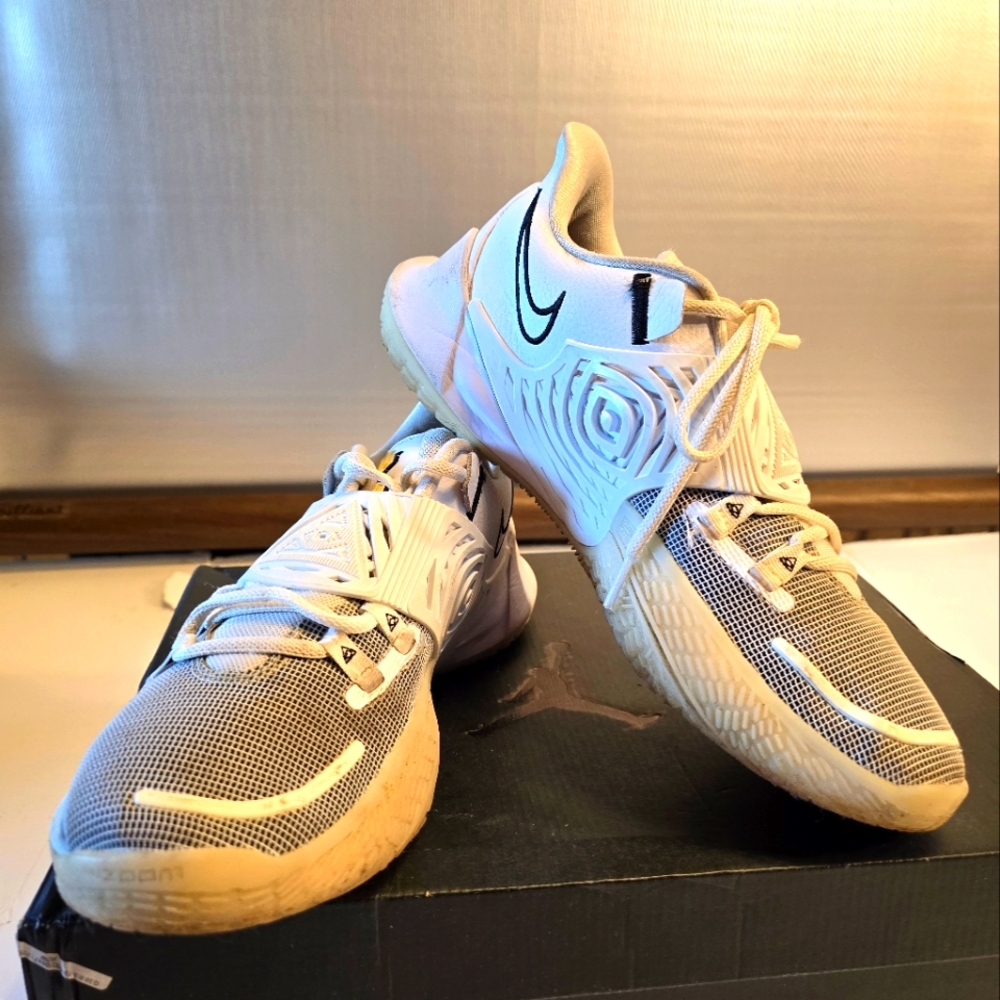 NIKE KYRIE LOW 3 ECLIPSE MEN'S BASKETBALL SHOES WHITE/BLACK YELLOW SIZE 10